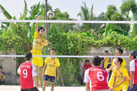  Pha tranh bóng trong trận Trường THPT Trà Ôn (áo vàng) gặp Xuân Hiệp.