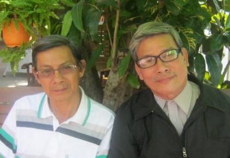Họa sĩ Diệp Xang (bên trái) và tác giả bài viết.