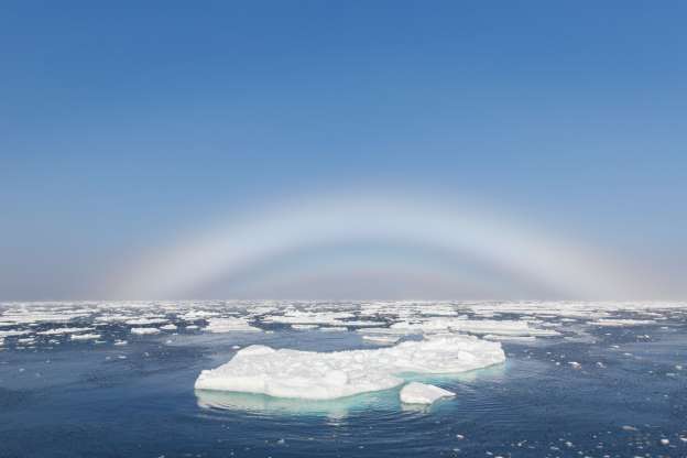 Cầu vồng trắng ở Svalbard, Na Uy.