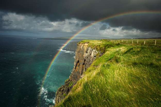 Cầu vồng bên vách đá Moher ở Ireland.