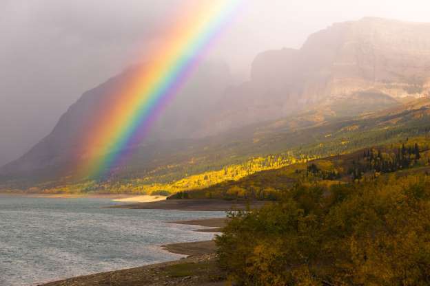 Cầu vồng bên hồ Sherburne, Montana, Mỹ.