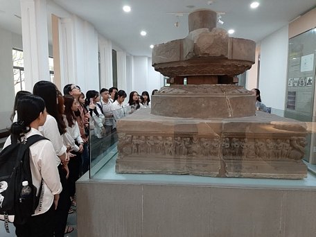 Tham quan Bảo tàng Nghệ thuật điêu khắc Chăm.