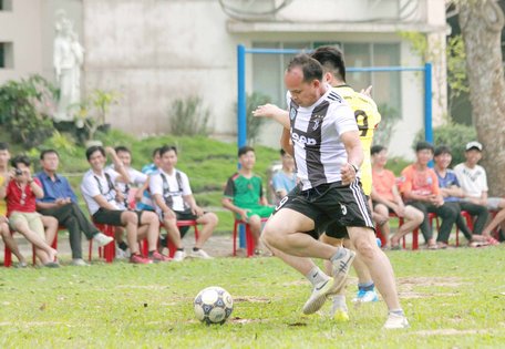 Pha tranh bóng trong trận bán kết, Trường TC Kỹ thuật Donbosco Mỹ Thuận (áo sọc) thắng Trường TC Kỹ thuật Nhân đạo TP Hồ Chí Minh từ chấm luân lưu.