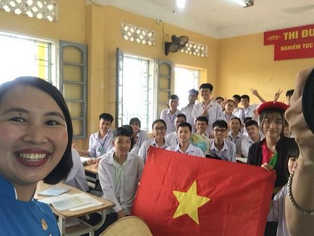 Cô Thúy luôn tìm tòi, sáng tạo trong phương pháp dạy để giúp các em học sinh tiếp cận bài dễ dàng hơn (Ảnh: FBNV)