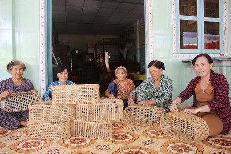 Nghề gia công đan giỏ, sọt giúp nhiều nông hộ có thêm thu nhập lúc nông nhàn.