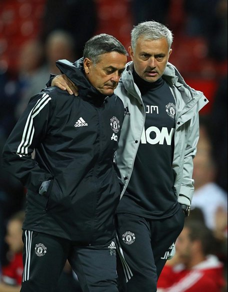 Trợ lý Formosinho (trái) khi còn làm việc tại MU với HLV Mourinho. (Ảnh: Getty).