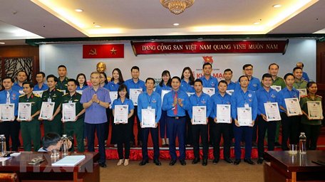 Đại diện Ban tổ chức trao Giấy chứng nhận cho các thí sinh vào vòng bán kết, chung kết Liên hoan báo cáo viên toàn quốc lần thứ 2 năm 2019. (Ảnh: Thanh Vũ/TTXVN)