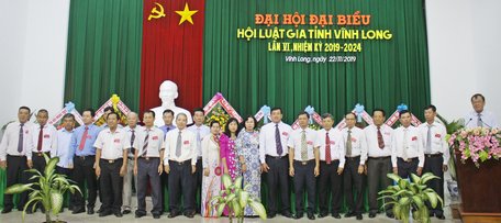 BCH nhiệm kỳ mới ra mắt đại hội.
