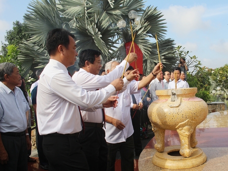 Đoàn thắp hương tại Bia tưởng niệm Nam kỳ khởi nghĩa.