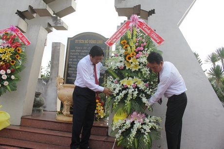 Phó Bí thư thường trực Tỉnh ủy, Chủ tịch HĐND tỉnh- Bùi Văn Nghiêm (phải) và ông Lữ Quang Ngời- Ủy viên Thường vụ Tỉnh ủy, Phó Chủ tịch phụ trách UBND tỉnh dâng hoa tại Hồ Vũng Linh.