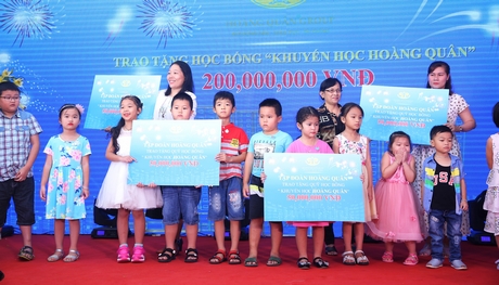 Công ty Hoàng Quân trao học bổng 200 triệu đồng cho con em cư dân hiện sinh sống tại HQC Plaza.