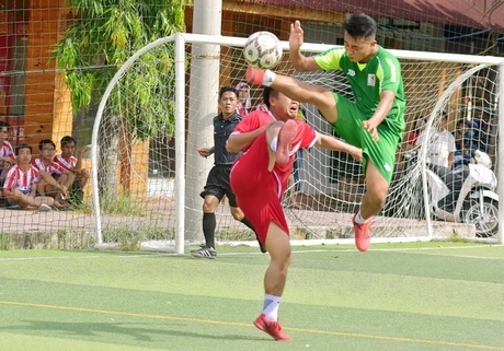 Pha tranh bóng nguy hiểm của đội bóng sông Hậu (áo xanh), nhưng trọng tài không nghiêm khắc xử lý.