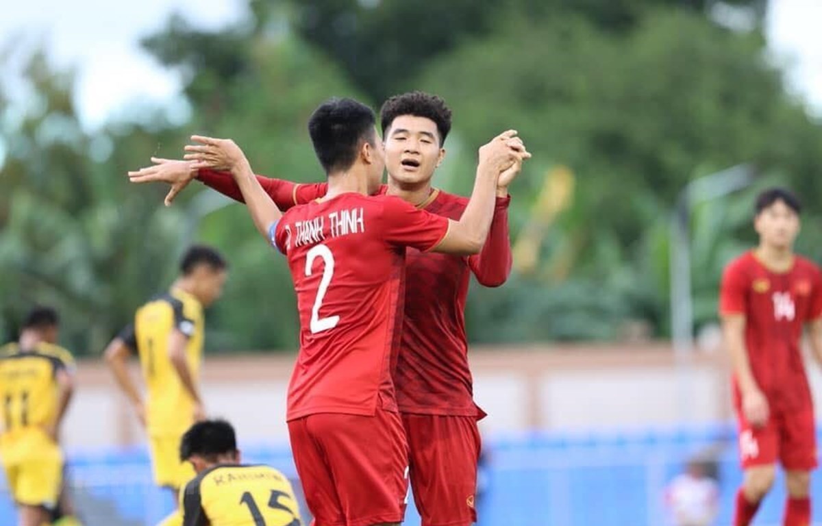 Thanh Thịnh ăn mừng với Đức Chinh. (Ảnh: Hoàng Linh/Vietnam+)