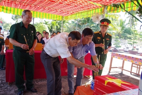 Việc tìm kiếm, quy tập, an táng hài cốt liệt sĩ được tỉnh Vĩnh Long tổ chức chu đáo, trang nghiêm.Ảnh tư liệu