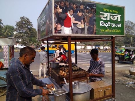 Quầy bánh litti chokha của anh Rai được nướng bằng than làm từ phân bò thu hút nhiều thực khách. Ảnh: The Guardian