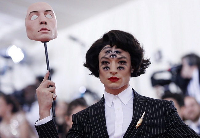 Nam diễn viên người Mỹ Ezra Miller tạo dáng tại sự kiện thời trang Met Gala ở Viện bảo tàng nghệ thuật Metropolitan, thành phố New York, Mỹ ngày 6/5. Năm nay, khách mời đến Met Gala được yêu cầu ăn mặc trang phục theo chủ đề Camp: Notes on Fashion lấy cảm hứng từ bài luận Notes on 