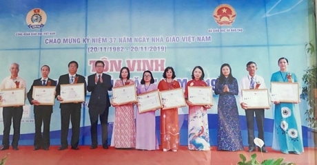 Nhà giáo Lê Thị Ngọc Danh và nhà giáo Trịnh Điền Hải (bên phải ảnh).