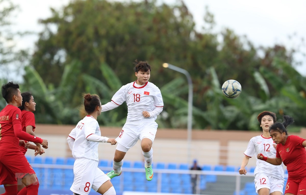 Đội tuyển nữ Việt Nam (áo trắng) giành vé vào bán kết SEA Games 30. (Ảnh: Hoàng Linh/TTXVN)