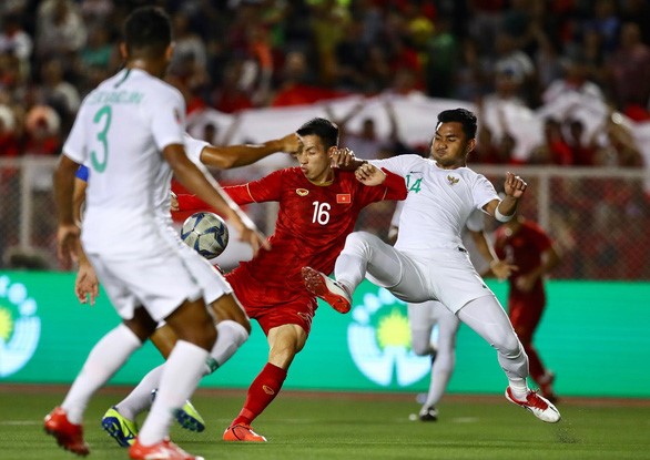 U22 Indonesia (áo trắng) sẽ trông chờ việc U22 Việt Nam đánh bại U22 Thái Lan - Ảnh: NGUYỄN KHÁNH