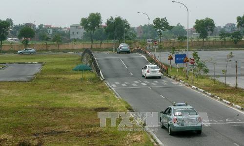 Kiểm tra sát hạch lái xe tại Trung tâm sát hạch cấp giấy phép lái xe Sóc Sơn (Sở Giao thông Vận tải Hà Nội). Ảnh tư liệu: Huy Hùng/TTXVN