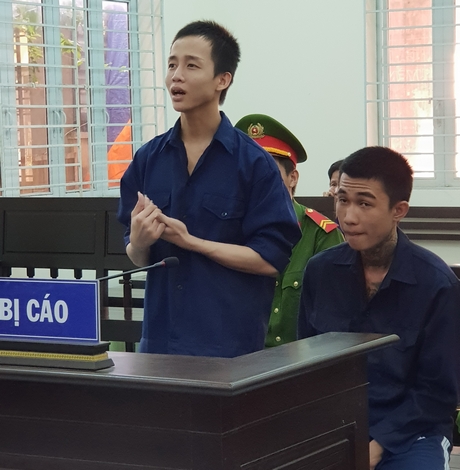 Bị cáo Nam (ngồi) và Đạt tại phiên tòa sơ thẩm.