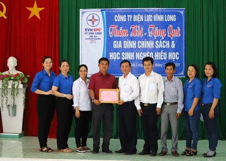 Bí thư Đảng ủy xã Phú Lộc- Trần Xuân Khánh gửi thư cảm ơn đến Công ty Điện lực Vĩnh Long.