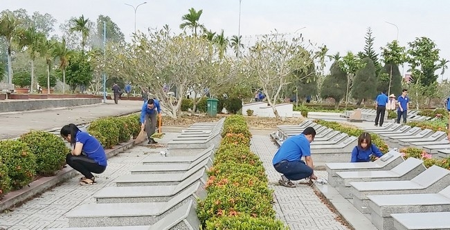 Một số hình ảnh hoạt động tại Nghĩa trang liệt sĩ tỉnh.