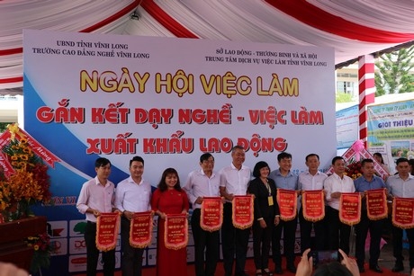 Hơn 30 công ty, doanh nghiệp cùng hàng ngàn vị trí việc làm được đem đến ngày hội.