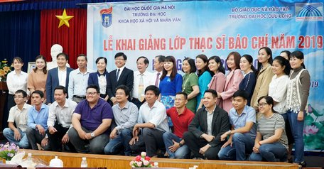 Học viên chụp ảnh lưu niệm cùng quý đại biểu.