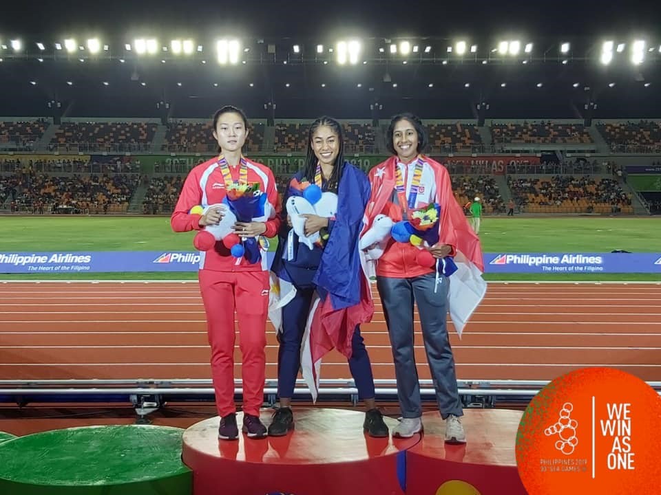 Lê Tú Chinh về sau VĐV nhập tịch, nhận HCB 200m nữ. Ảnh: 2019seagames