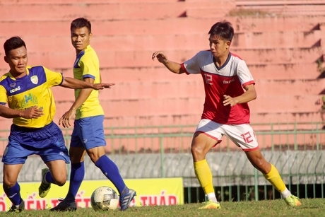 Pha tranh bóng trong trận Đồng Tháp (áo vàng) thắng Vĩnh Long 4-1.