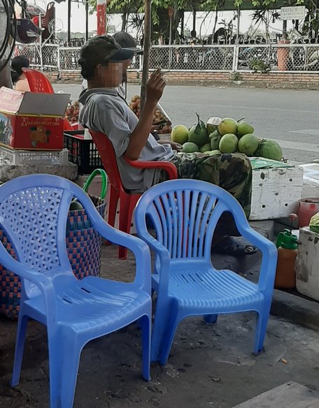 Khói thuốc lá có thể tồn lưu trên tóc tai, quần áo đến 2 giờ.