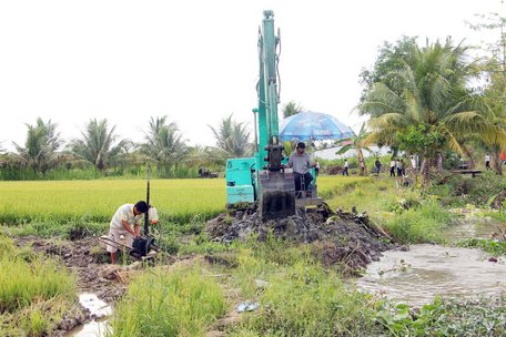 Nạo vét kinh thủy lợi nội đồng, củng cố bờ bao ngăn mặn.