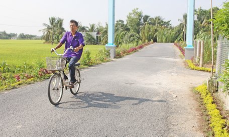 Các tuyến đường nông thôn xã Hòa Hiệp ngày càng đẹp hơn.