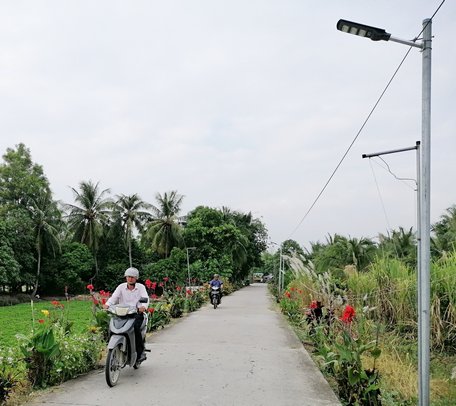 Tuyến đèn đường năng lượng mặt trời được vận động đủ kinh phí thực hiện chỉ trong 4 ngày.