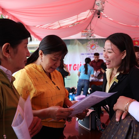 Phụ huynh quan tâm thông tin tại gian hàng của công ty tuyển dụng hợp tác lao động nước ngoài.