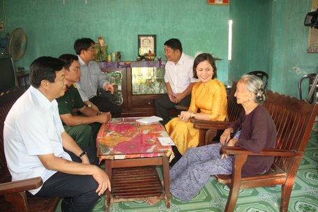 Đoàn đến thăm, tặng quà gia đình bà Bùi Thị Nhện- Mẹ Liệt sĩ Bùi Trọng Hiếu (phường 2)