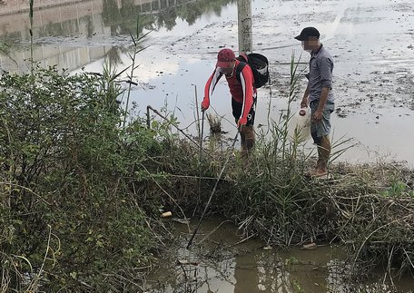 “Xiệc tặc” ngang nhiên xiệc cá giữa ban ngày (Ảnh được chụp cặp tuyến đường QL53- đoạn qua ấp Phú An, xã Long An- Long Hồ).