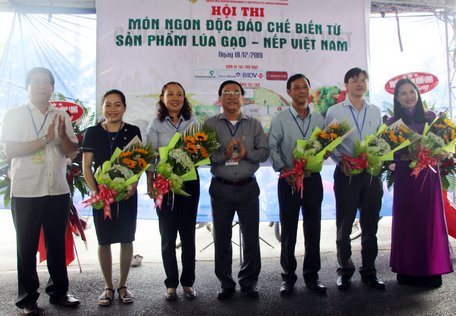 Ban tổ chức tặng hoa cho ban giám khảo.