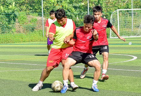 Pha tranh bóng tại vòng bảng của giải.