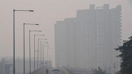   Khói mù ô nhiễm bao phủ dày đặc tại New Delhi, Ấn Độ. (Ảnh: AFP/TTXVN)