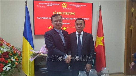 Đại sứ đặc mệnh toàn quyền nước CHXHCN Việt Nam tại Ukraine Nguyễn Anh Tuấn (trái) và ông Hồ Trung Thanh, Trưởng cơ quan đại diện thương mại Việt Nam tại Ukraine. Ảnh: TTXVN