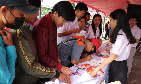 Người lao động, sinh viên- học sinh trong tỉnh tìm hiểu thông tin tại một gian hàng tuyển dụng xuất khẩu lao động.