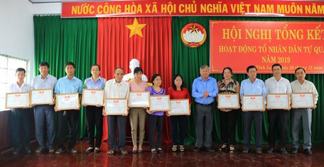 Chủ tịch UBMTTQ Việt Nam tỉnh- Lê Quang Đạo tặng bằng khen cho các tập thể, cá nhân đạt thành tích xuất sắc, tiêu biểu trong tổ chức, hoạt động tổ NDTQ năm 2019.