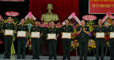  Đại tá Phùng Văn Mười- Tỉnh ủy viên, Chính ủy Bộ Chỉ huy Quân sự tỉnh tặng giấy khen cho các tập thể đạt thành tích trong đợt thi đua