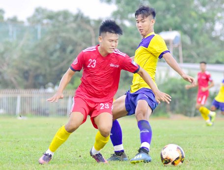 Pha tranh bóng trong trận Vĩnh Long (áo đỏ) thất bại 1-2 trước Đồng Tháp.