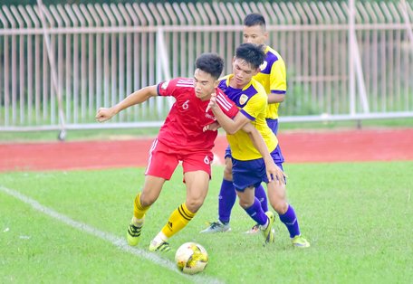 Pha tranh bóng trong trận Vĩnh Long (áo đỏ) thất bại 1-2 trước Đồng Tháp.