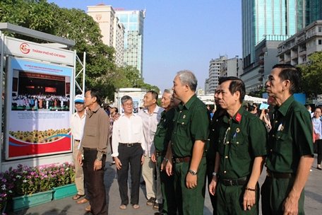  Các đại biểu tham quan triển lãm tại đường Nguyễn Huệ.