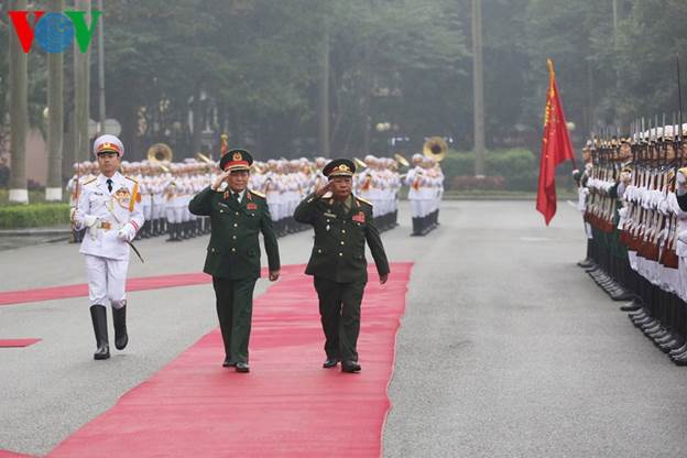 Đại tướng Ngô Xuân Lịch và Đại tướng Chansamone Chanyalath duyệt đội Danh dự QĐND Việt Nam.