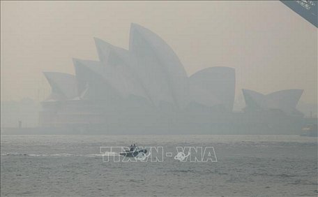 Khói mù ô nhiễm bao phủ dày đặc tại Sydney, Australia, ngày 21/11/2019. Ảnh: THX/TTXVN